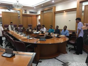 Sopir Angkot Tn Abang Tiba di Balai Kota, Tunggu Solusi dari Sandi