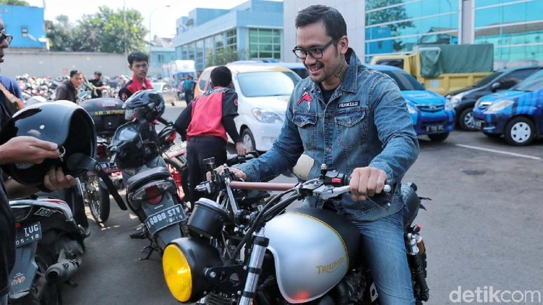 Tora Sudiro Lebih Suka Bongkar Motor Daripada Riding