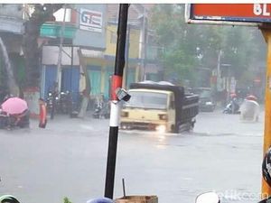 Diguyur Hujan 4 Jam, Jalanan di Kota Blitar Bak Lautan Diguyur Hujan 4 Jam, Jalanan di Kota Blitar Bak Lautan