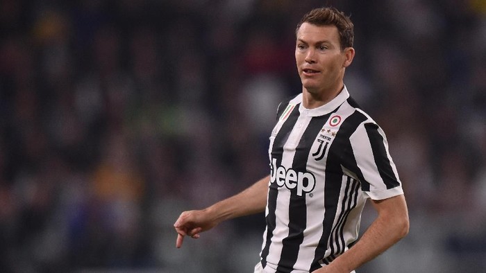 TURIN, ITALY - OCTOBER 25:  Stephan Lichtsteiner of Juventus in action during the Serie A match between Juventus and Spal on October 25, 2017 in Turin, Italy.  (Photo by Tullio M. Puglia/Getty Images)