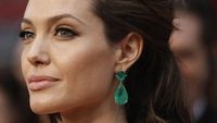 Gaya Mewah Luna Maya Hingga Angelina Jolie Pakai Perhiasan Seharga Rumah