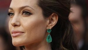 Gaya Mewah Luna Maya Hingga Angelina Jolie Pakai Perhiasan Seharga Rumah