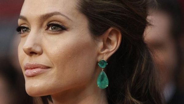 Gaya Mewah Luna Maya Hingga Angelina Jolie Pakai Perhiasan Seharga Rumah