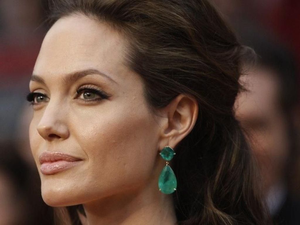 Gaya Mewah Luna Maya Hingga Angelina Jolie Pakai Perhiasan Seharga Rumah