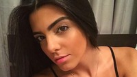 Kalau si manis ini adalah Larissa Saad, pacar dari penyerang Tottenham Lucas Moura. (Foto: Instagram @lariisaad)