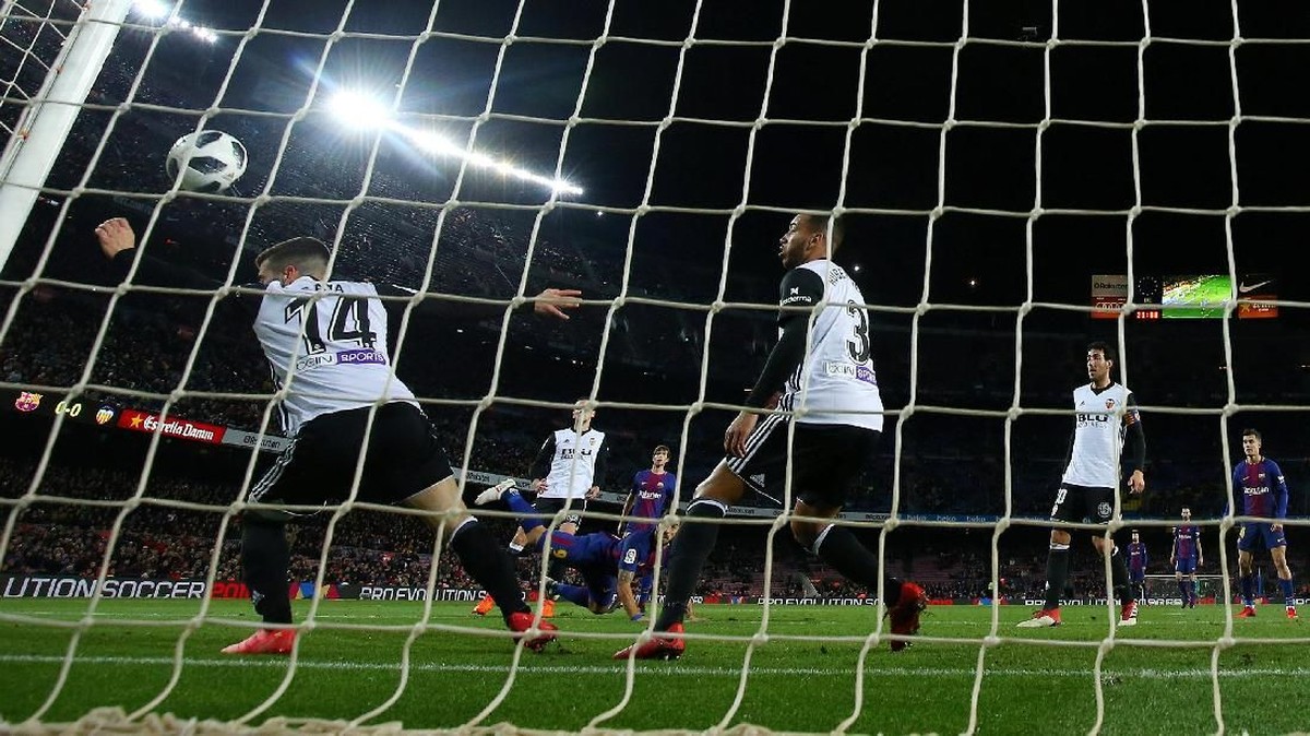 Gawang Valencia dibobol Luis Suarez (Albert Gea/Reuters)