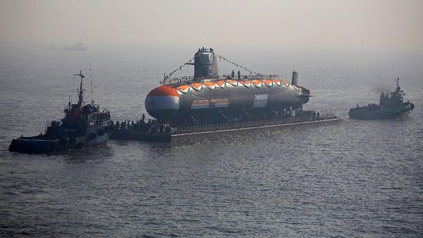 Saat Kapal Selam Baru India Digotong Pakai Tongkang