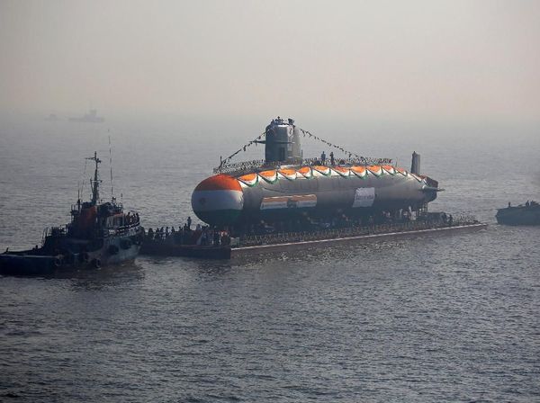 Saat Kapal Selam Baru India Digotong Pakai Tongkang