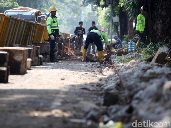 Trotoar di Jalan Gelora Senayan Diperlebar