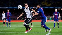 Suarez juga tak bisa leluasa bergerak di wilayah pertahanan Valencia. Foto: Alex Caparros/Getty Images