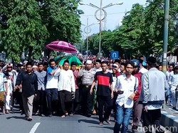 Guru Korban Penganiayaan Murid Diantar Ratusan Pelayat ke Pemakaman