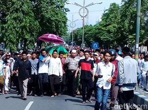 Guru Korban Penganiayaan Murid Diantar Ratusan Pelayat ke Pemakaman Guru Korban Penganiayaan Murid Diantar Ratusan Pelayat ke Pemakaman