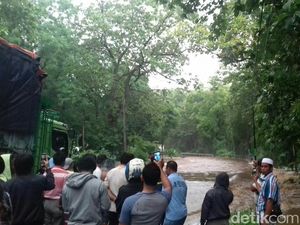 Tergenang Banjir 1 Meter, Jalur Pantura Hutan Baluran Macet 2 Jam
