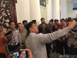 Momen Selfie Kadishub-Sandiaga-Sopir Angkot Tanah Abang Usai Rapat