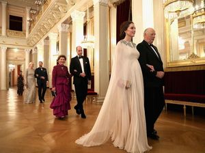 Foto: Cinderella Moment! Kate Middleton Memesona di Istana Raja Norwegia