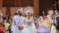 Foto: Resepsi Pernikahan Megah Penyanyi Malaysia Yuna dengan Adik Ipar BCL