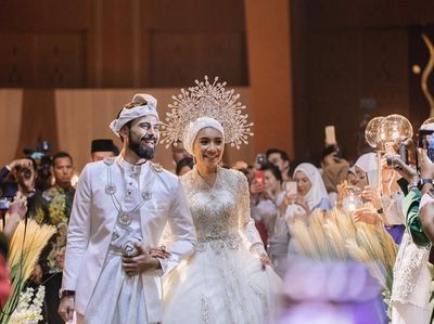 Foto: Resepsi Pernikahan Megah Penyanyi Malaysia Yuna dengan Adik Ipar BCL