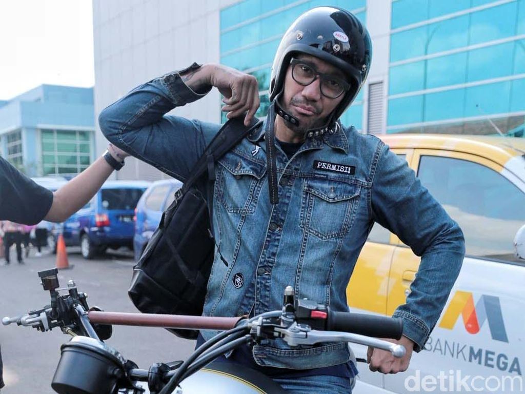 Kocak! Tingkah Tora Sudiro saat Kesemsem Motoran Kocak! Tingkah Tora Sudiro saat Kesemsem Motoran