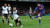 Valencia bermain defensif pada pertandingan ini. Messi dan kawan-kawan pun kesulitan menciptakan peluang di kotak penalti. Foto: Albert Gea/Reuters