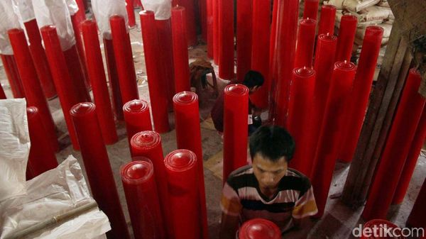 Jelang Imlek, Pabrik Lilin Rumahan Mulai Kebanjiran Order