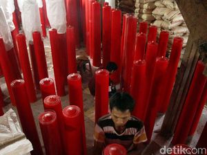 Jelang Imlek, Pabrik Lilin Rumahan Mulai Kebanjiran Order Jelang Imlek, Pabrik Lilin Rumahan Mulai Kebanjiran Order