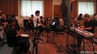 Mengintip Serunya Latihan Konser Fariz RM Anthology