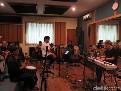 Mengintip Serunya Latihan Konser Fariz RM Anthology
