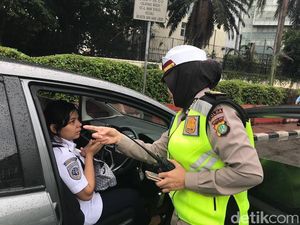 Kawal Orang Sakit ke RS, Polwan Ini Tuai Pujian dari Netizen