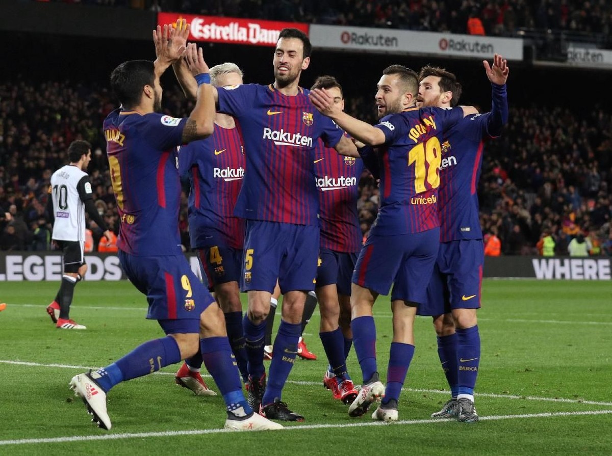 Barcelona merayakan gol Luis Suarez (Albert Gea/Reuters)