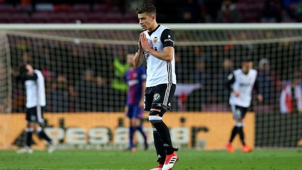 Gabriel Paulista sempat terlibat cekcok dengan penyerang bintang Barcelona, Luis Suarez. (