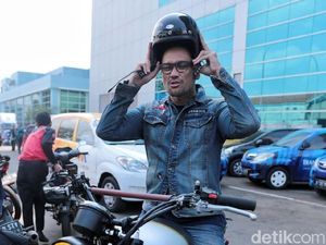 Sibuk Syuting, Tora Sudiro Ajak Anak Liburan dengan Bersepeda