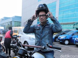 Sibuk Syuting, Tora Sudiro Ajak Anak Liburan dengan Bersepeda