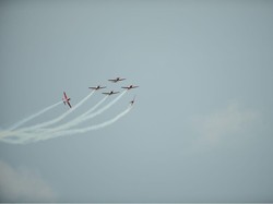 Pemanasan, Tim Jupiter TNI AU Meliuk-liuk di Langit Singapura