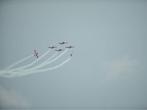 Pemanasan, Tim Jupiter TNI AU Meliuk-liuk di Langit Singapura Pemanasan, Tim Jupiter TNI AU Meliuk-liuk di Langit Singapura