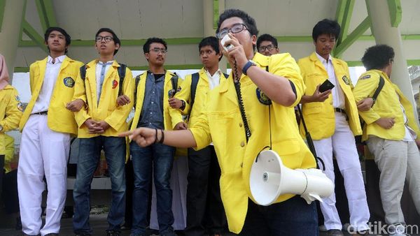 Foto: Aksi Mahasiswa UI Sambut Kedatangan Jokowi