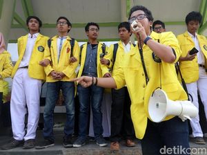 Foto: Aksi Mahasiswa UI Sambut Kedatangan Jokowi