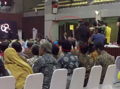 Momen Mahasiswa UI Beri Kartu Kuning ke Jokowi