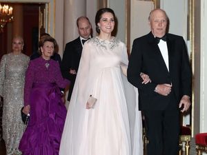 Awas Terpana Kecantikan Kate Middleton yang Bak Dewi di Deretan Foto Ini