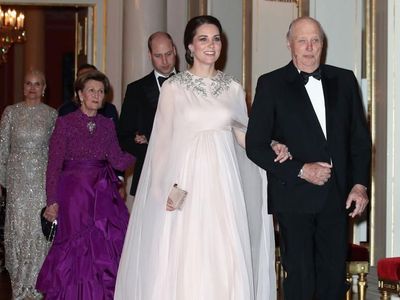 Awas Terpana Kecantikan Kate Middleton yang Bak Dewi di Deretan Foto Ini