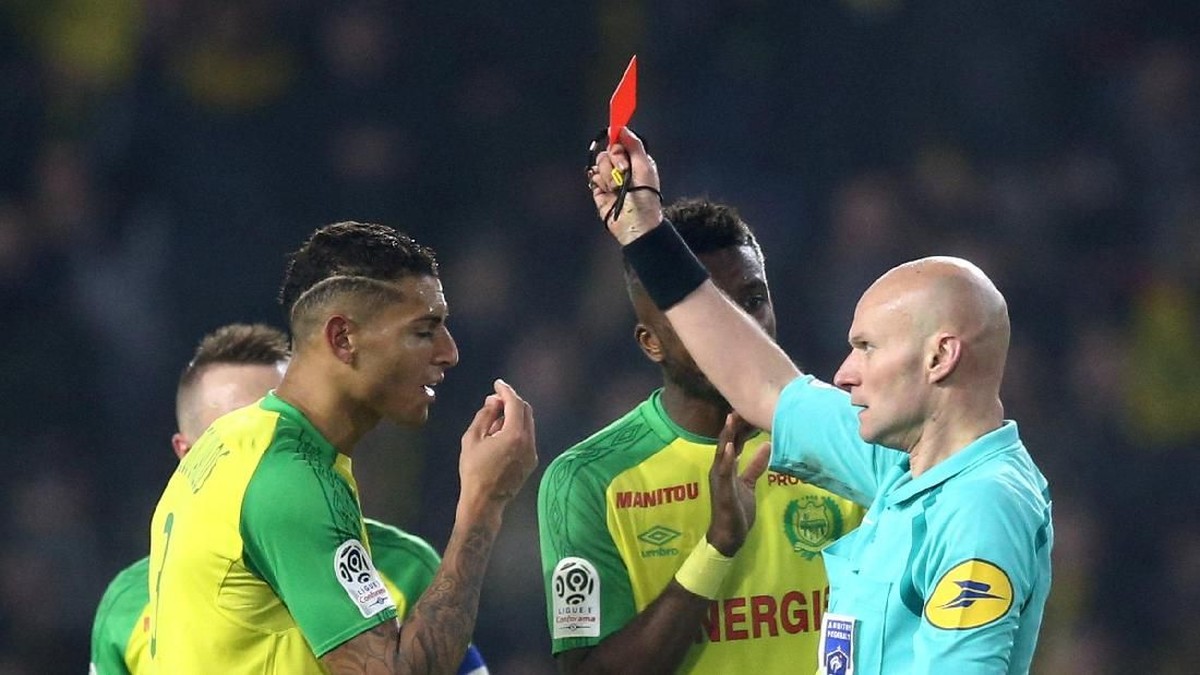 Tony Chapron saat mengusir Diego Carlos dari pertandingan Nantes vs PSG, 15 Januari lalu. (Foto: Stephane Mahe/Reuters)