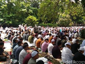 Ustaz Somad Akan Ceramah, Jemaah Salat Jumat Sunda Kelapa Membeludak