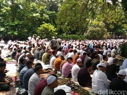 Ustaz Somad Akan Ceramah, Jemaah Salat Jumat Sunda Kelapa Membeludak