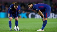 Karena sulit untuk menembus kotak penalti Valencia, Barca mencoba memanfaatkan situasi-situasi bola mati. Foto: Albert Gea/Reuters