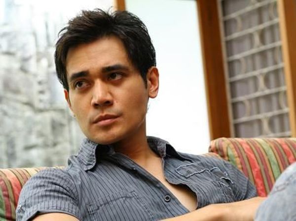Tyo Nugros dan 5 Artis Cowok Betah Melajang di Usia Matang