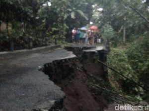 Jembatan Penghubung Antar Dua Desa di Blitar Amblas