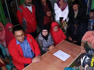 Tangisan Sambut Jenazah TKW Sukabumi Korban Pembunuhan di Abu Dhabi Tangisan Sambut Jenazah TKW Sukabumi Korban Pembunuhan di Abu Dhabi