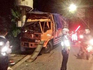 Ada Truk Tabrak Tiang Listrik di Tangerang
