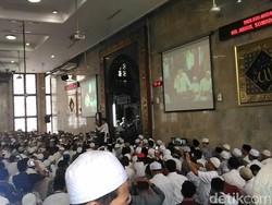 Ustaz Somad Isi Ceramah Usai Salat Jumat di Masjid Sunda Kelapa