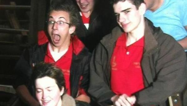 Potret Viral Ekspresi Kocak Saat Main Roller Coaster