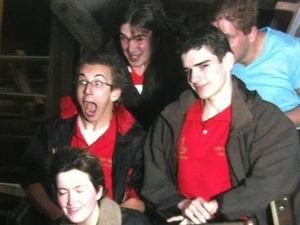 Potret Viral Ekspresi Kocak Saat Main Roller Coaster